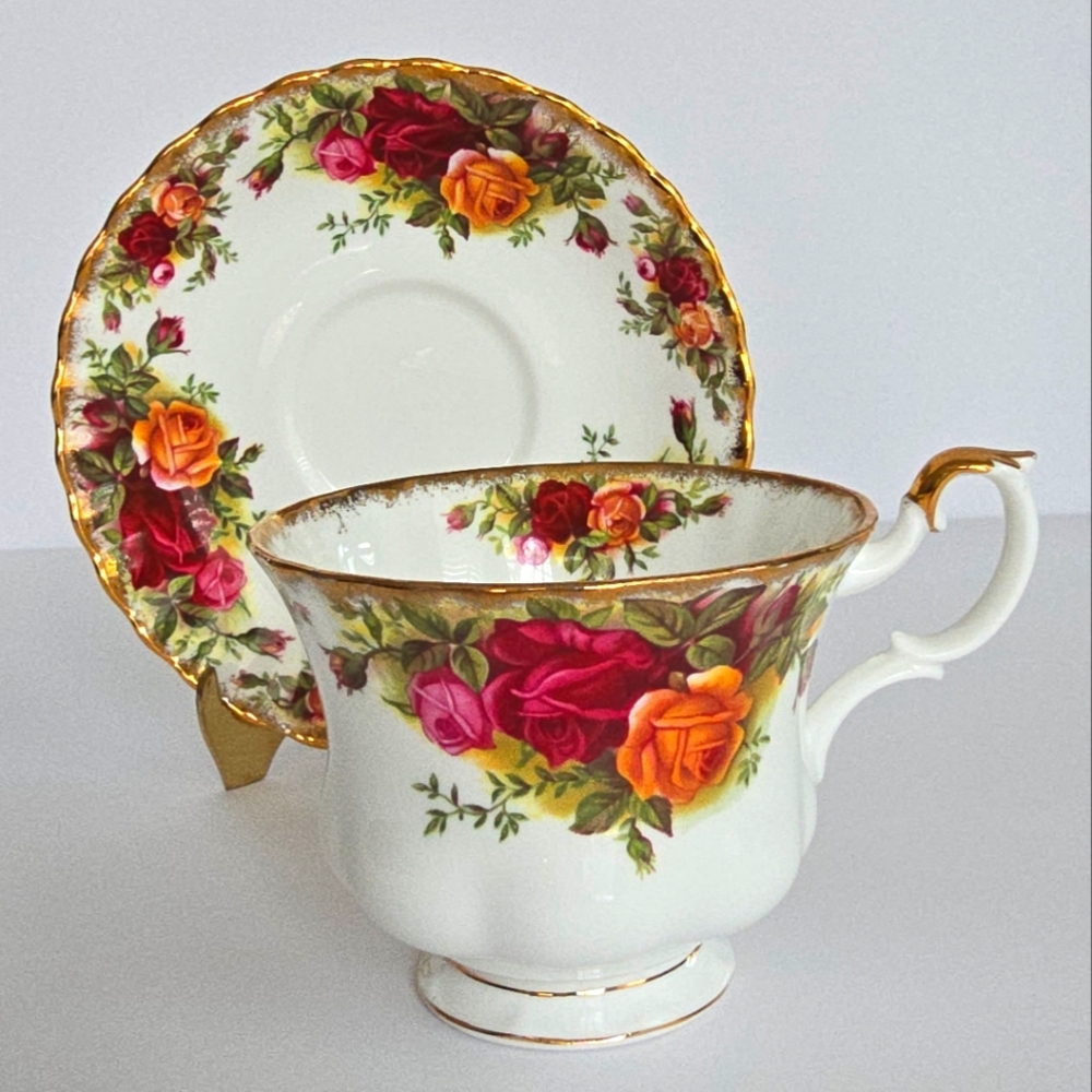 Royal Albert "Old country Roses" Floral Teacup and Saucer Set - Multicolor